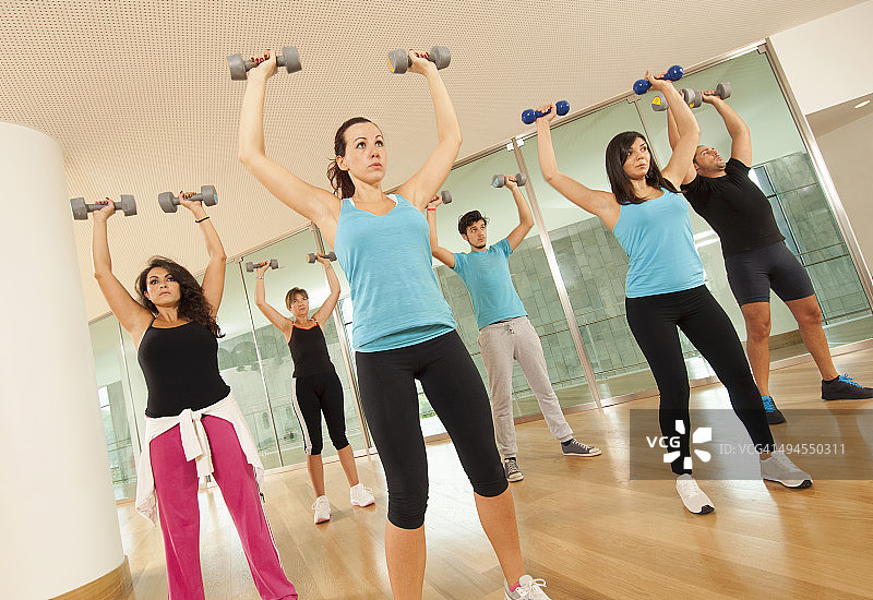 健身房负重有氧训练课程图片素材