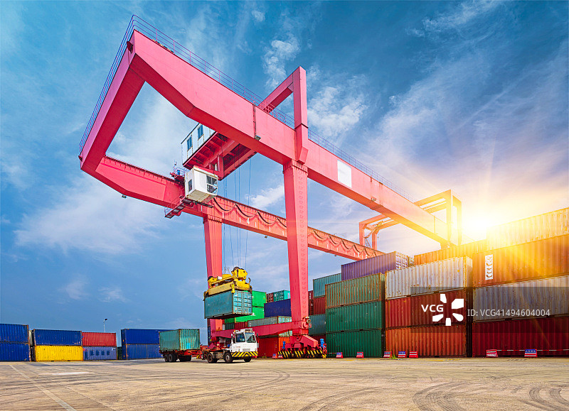 码头上货物集装箱的堆叠图片素材