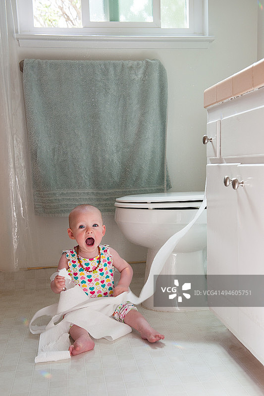 婴儿女宝宝玩卫生纸图片素材