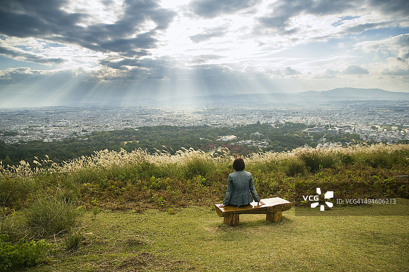 女人眺望奈良市图片素材