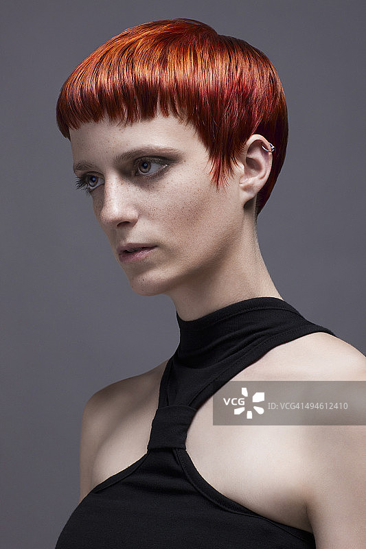 留着酷炫红色短发的女孩图片素材