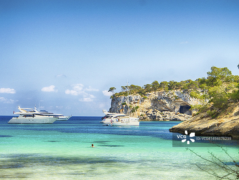 马略卡岛卡尔维亚的船只和蓝色大海图片素材