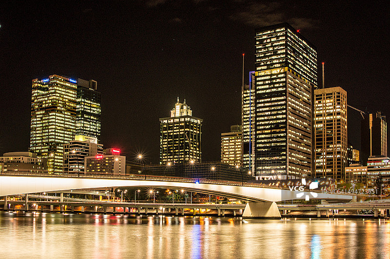 布里斯班城市灯光的长时间曝光夜景图片素材