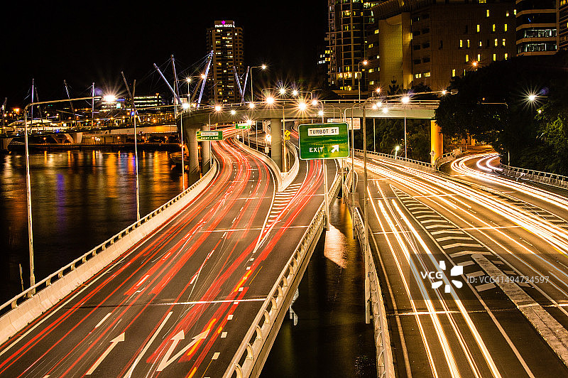 布里斯班高速公路上的交通信号灯轨迹图片素材