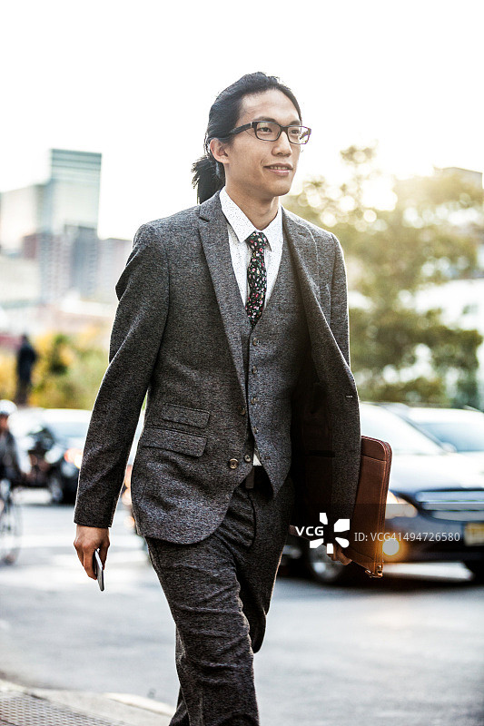 在纽约苏荷区行走的雅皮士商人图片素材