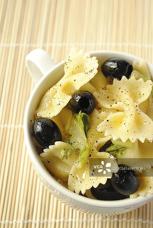 生菜黑橄榄胡椒意大利面图片素材