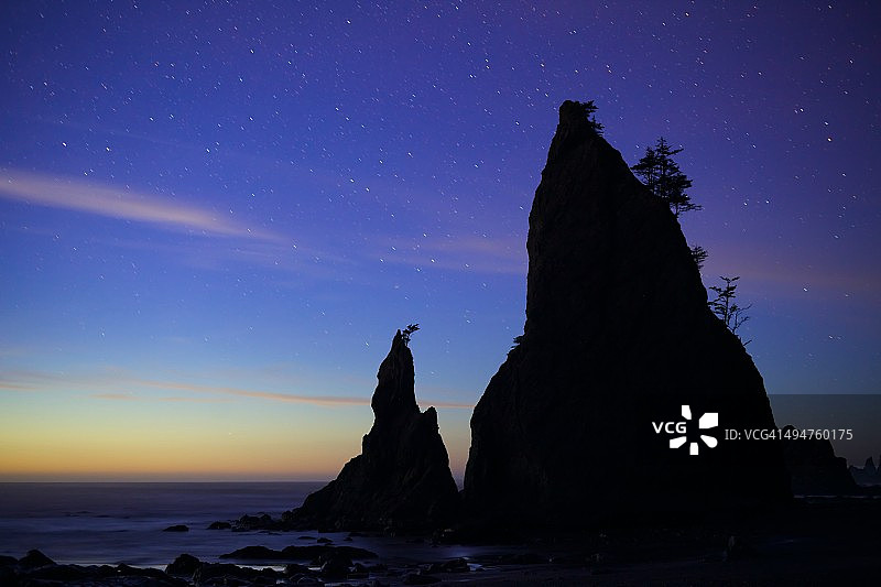 星星点缀着里亚托海滩的礁石背景图片素材