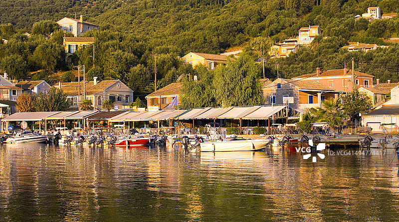 阳光下的海滨：希腊科孚岛阿吉奥斯·斯特凡诺斯图片素材