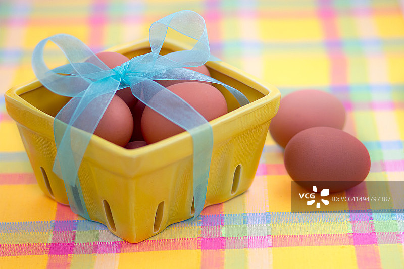 新鲜棕色复活节彩蛋图片素材