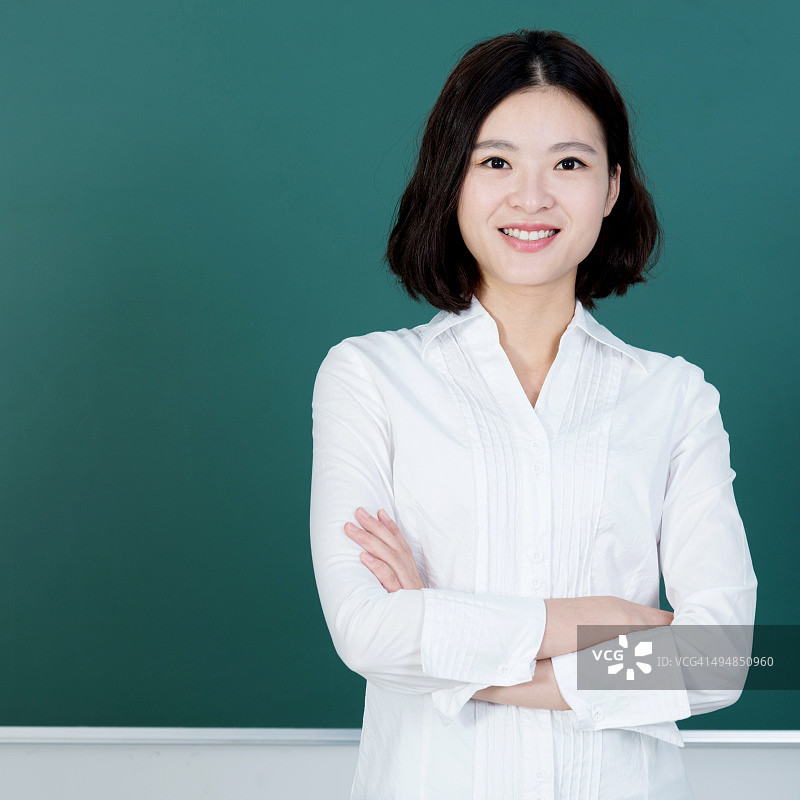 在黑板前的女老师图片素材
