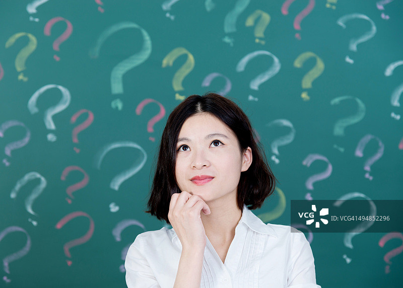 带有问号的年轻女人图片素材