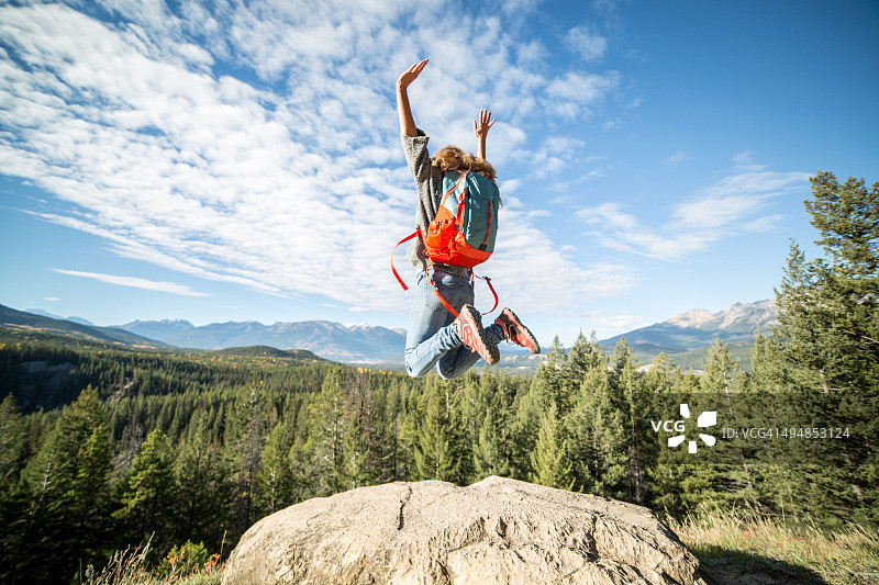 徒步者在山顶庆祝图片素材