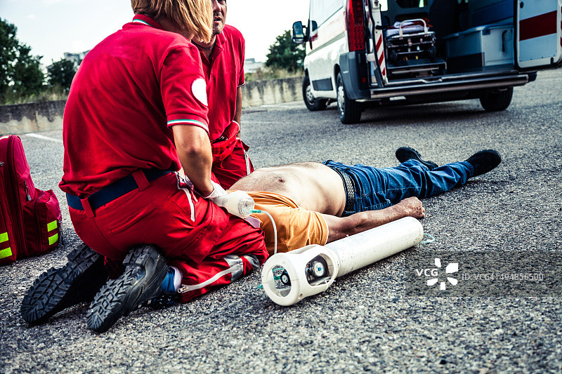 急救团队在街头提供急救图片素材