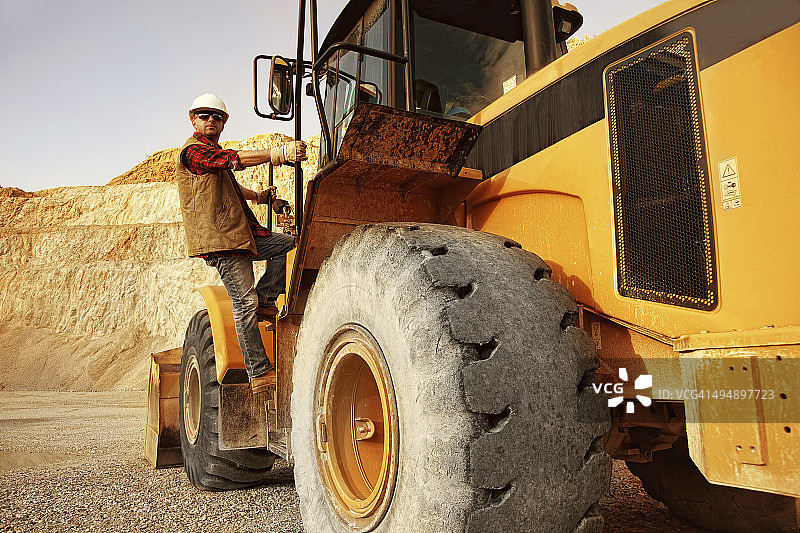 挖掘机操作员登上设备图片素材