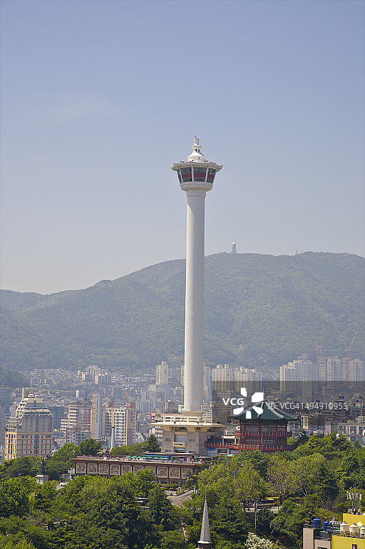 城市上方的地标性细长塔楼图片素材