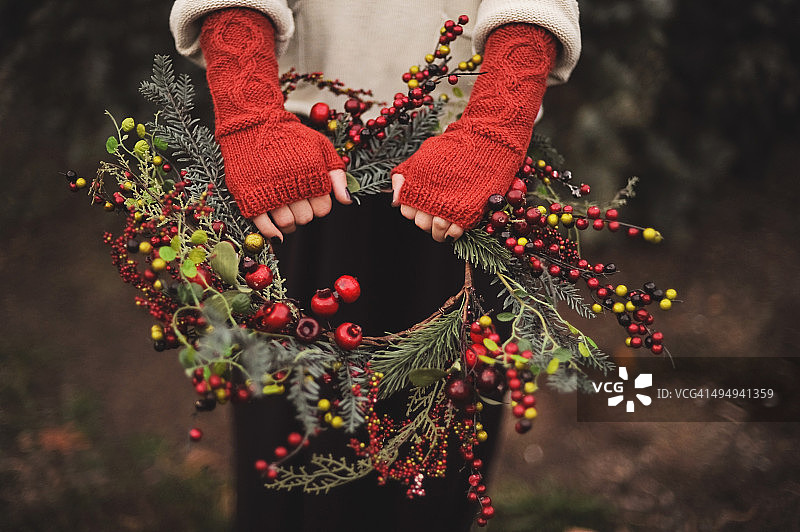 戴橙色护臂的女子手持花环图片素材