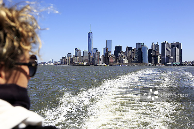 从渡轮上看曼哈顿下城的天际线图片素材