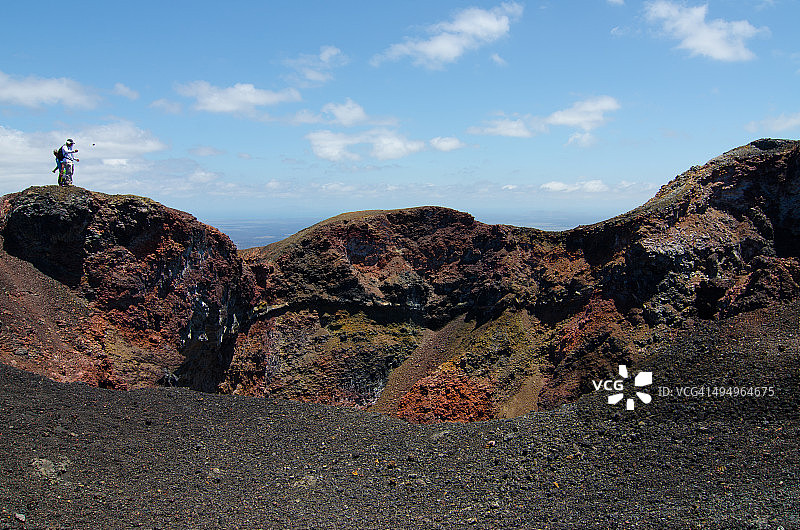 徒步者在活跃的火山口——内格拉火山图片素材