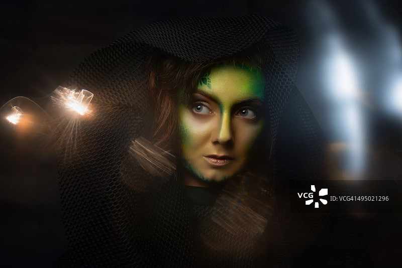 黑夜中的窥视恶魔图片素材