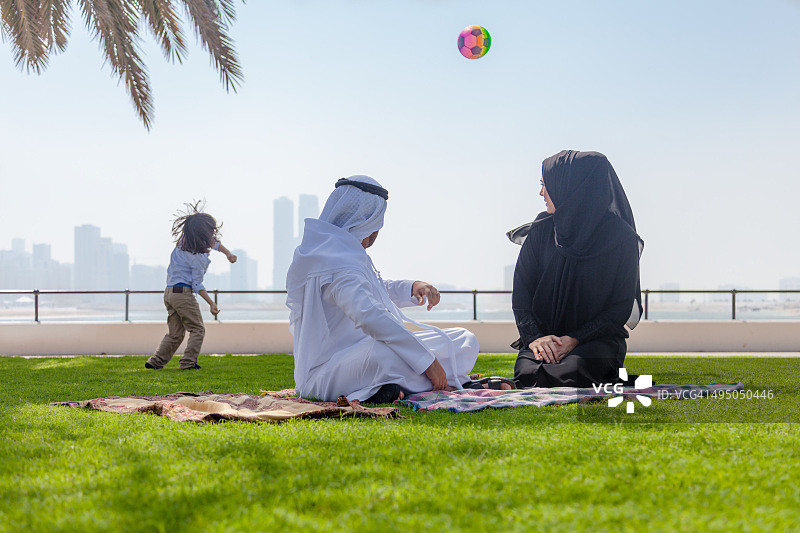 在户外野餐的传统年轻阿拉伯家庭图片素材