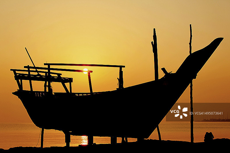 沃克拉的单桅三角帆船与日出图片素材