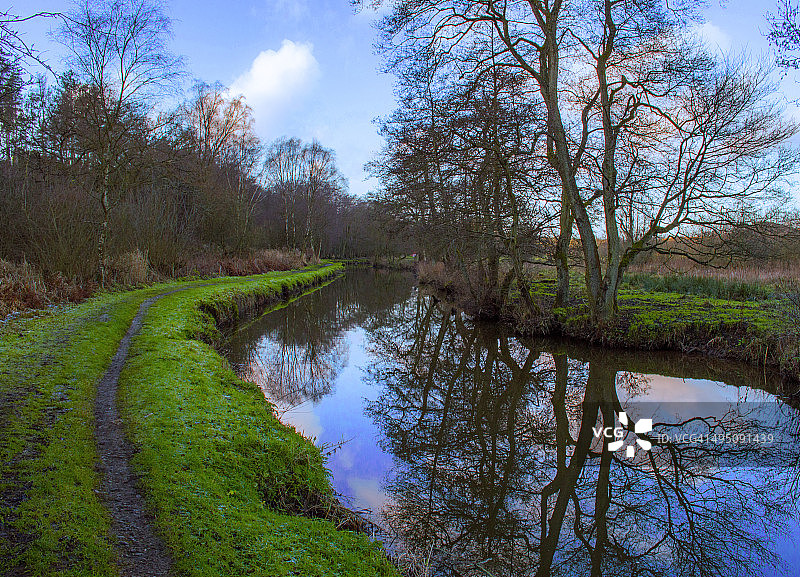 考尔顿运河的宁静光影图片素材
