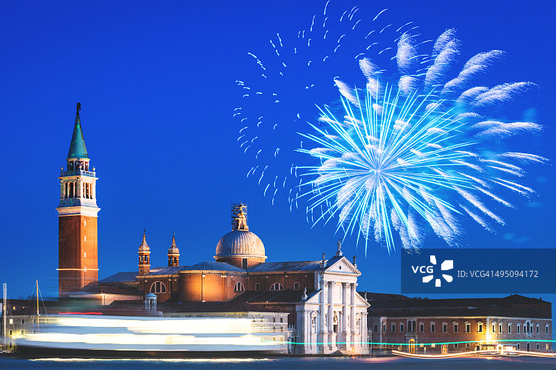 威尼斯泻湖上的圣乔治岛烟花图片素材