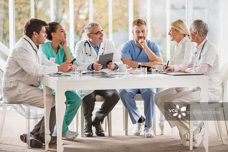 医院里的一群医生正在开会图片素材