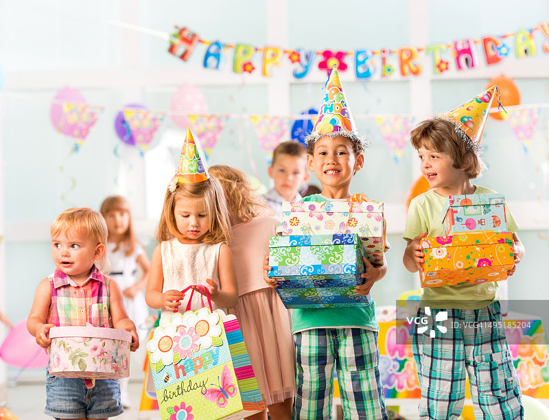 快乐的孩子们拿着生日礼物图片素材