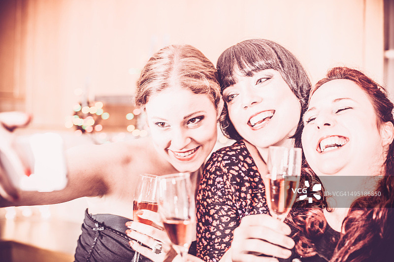 新年派对上自拍的最好朋友们图片素材