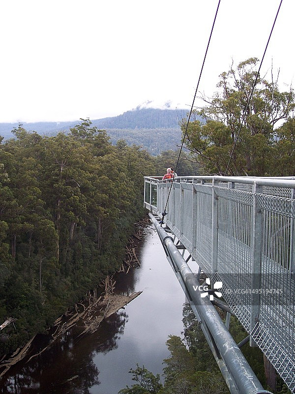 空中走廊的悬臂，俯瞰河流图片素材