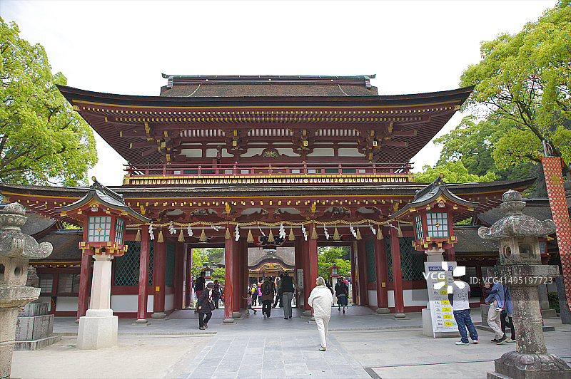 穿过寺庙入口的人群图片素材