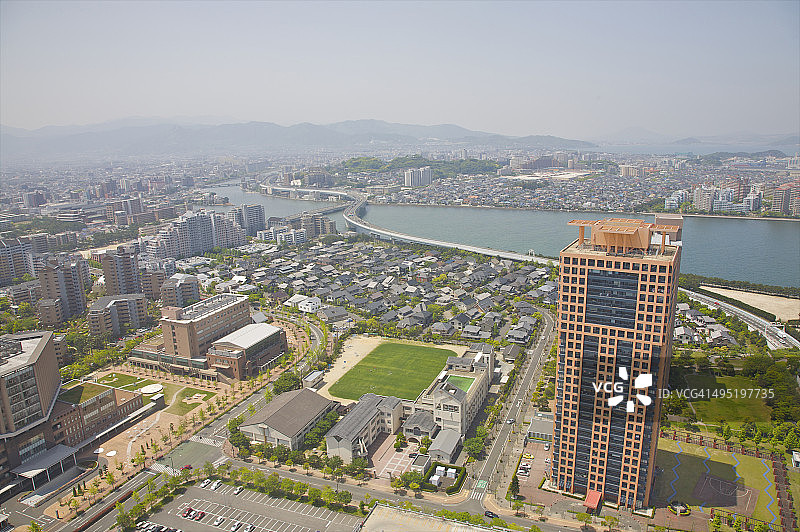 河流两岸的现代城市图片素材