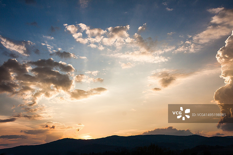 日落时巴伐利亚山脉的剪影图片素材