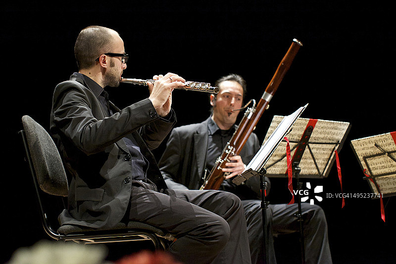 意大利音乐会上的长笛演奏家和巴松管演奏家图片素材