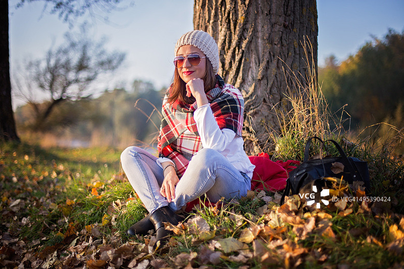 女孩在自然界中图片素材