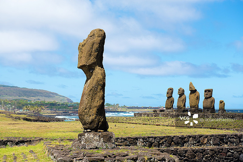 复活节岛阳光下的摩艾石像群图片素材