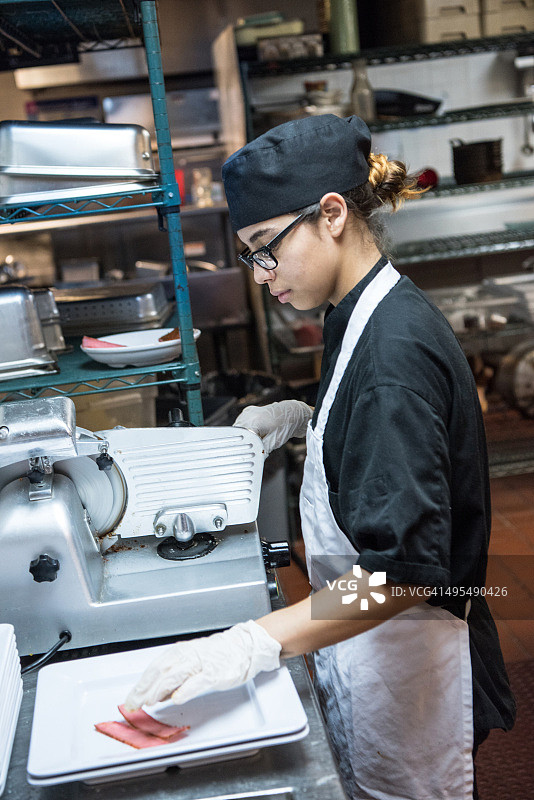 年轻的西班牙裔厨房女工图片素材
