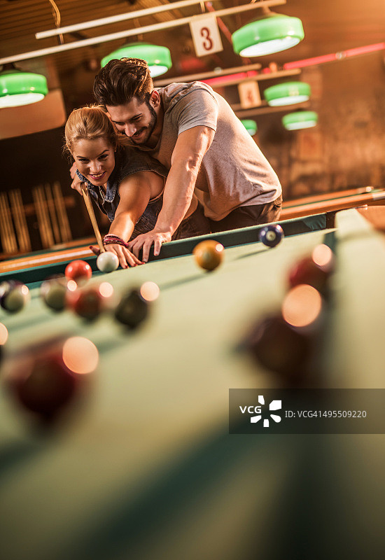 年轻夫妇一起打台球图片素材