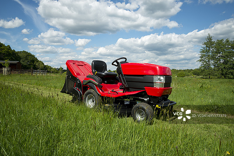 乘坐花园拖拉机割草机图片素材