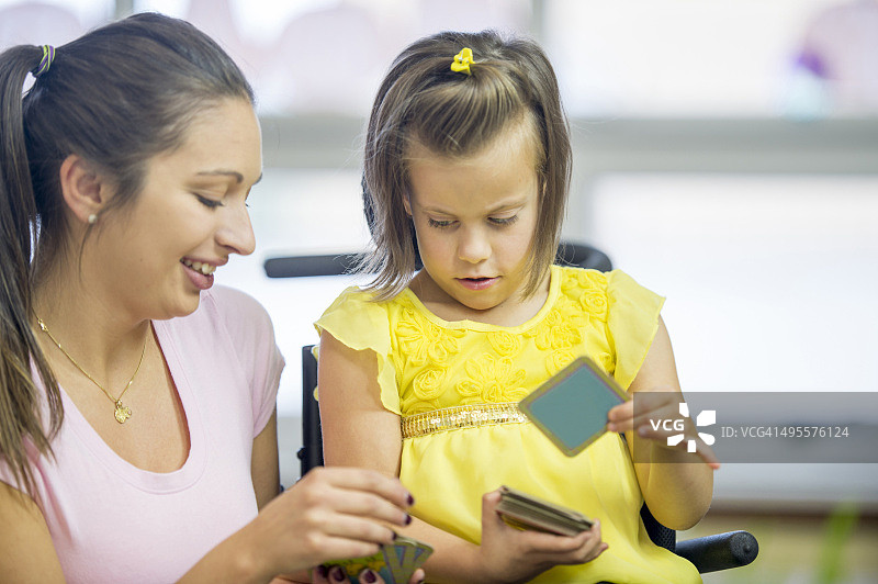 使用闪卡学习的残疾女孩图片素材