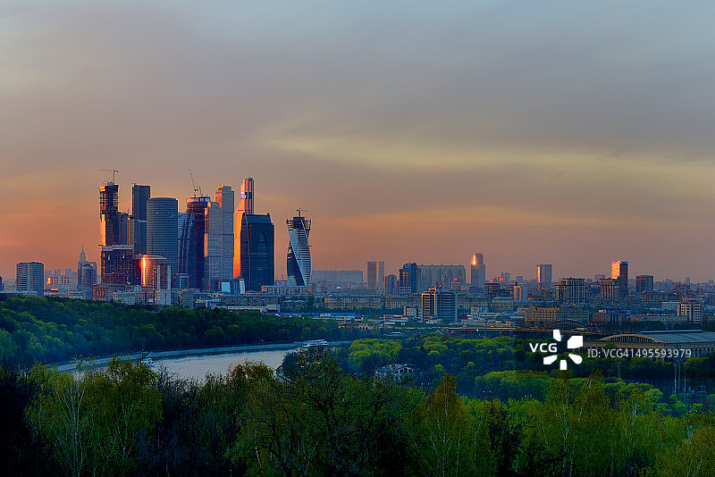 莫斯科市与麻雀山日落图片素材