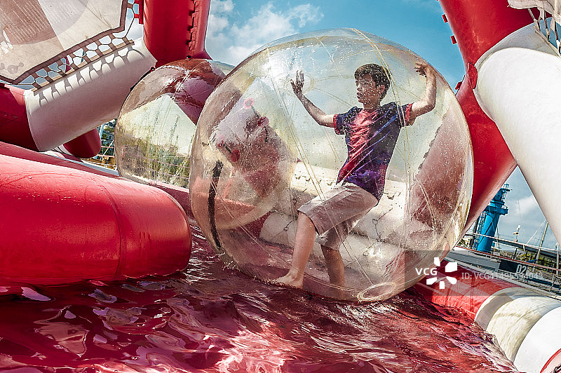 在泡泡里玩耍图片素材