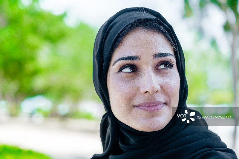 户外微笑的阿拉伯妇女肖像图片素材