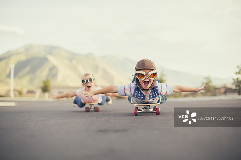 想象在滑板上飞翔的少男少女图片素材