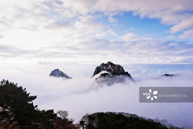 云海环绕的莲花峰图片素材