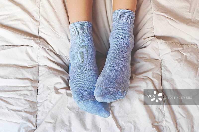 穿着袜子的脚图片素材
