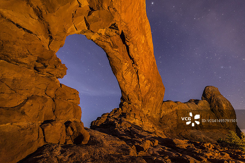 拱门国家公园夜间照明的砂岩拱门图片素材
