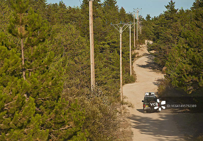 法国南部凡尔登峡谷附近的砂石路上的越野车图片素材