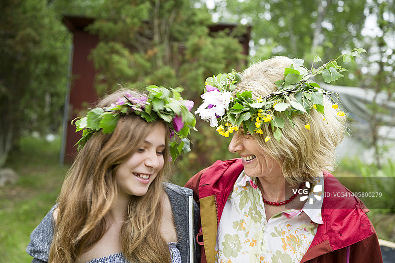 祖母与孙女戴着花环，地点：瑞典南曼兰尼雪平图片素材